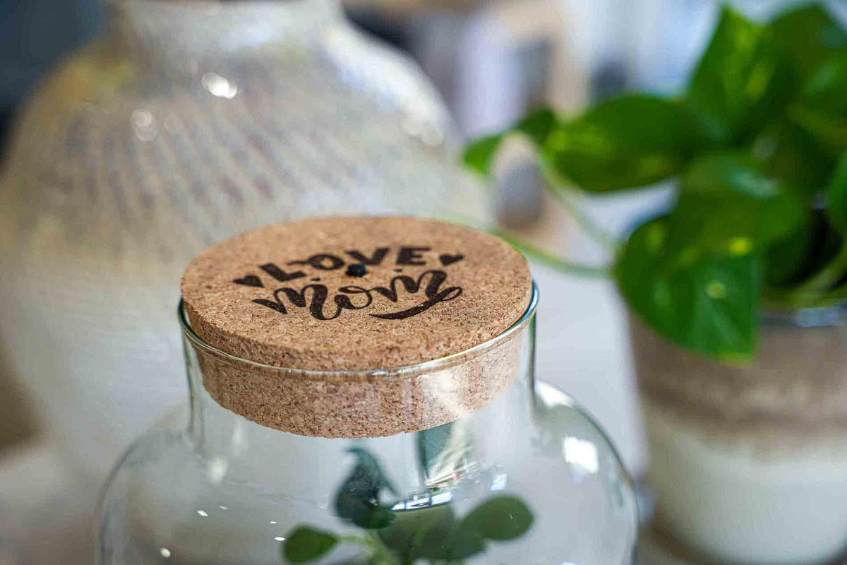 'LOVE MOM' terrarium Little Milky + gegraveerde kurk met licht - Fles terrarium DIY kit - Ø 17 cm ↑ 25 cm - Moederdag